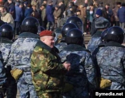 Дзьмітры Паўлічэнка (у чырвоным берэце), архіўнае фота