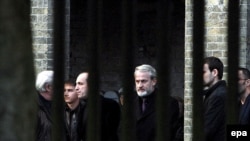 Ахмед Закаев (в центре) на похоронах Александра Литвиненко