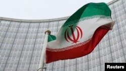 Атом энергияси халқаро агентлигининг Австрия пойтахти Вена шаҳридаги бош қароргоҳи биноси олдидаги Эрон байроғи.