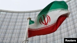 Իրանի դրոշը Վիեննայում Ատոմային էներգիայի միջազգային գործակալության կենտրոնակայանի դիմաց, արխիվ