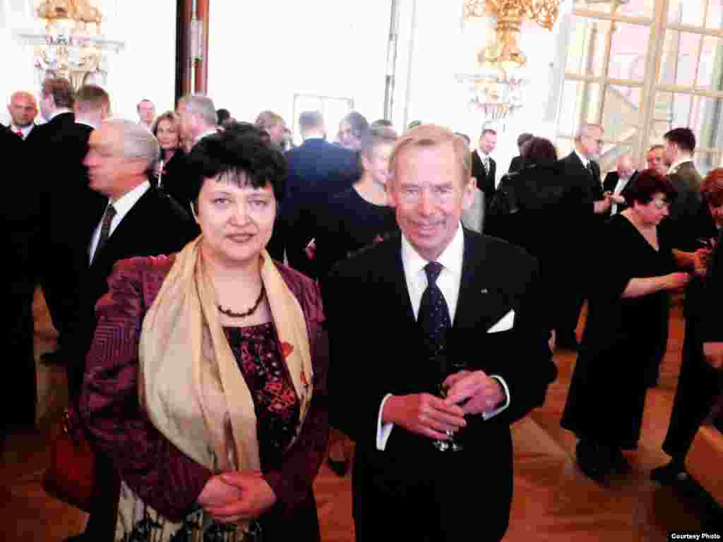 Министр Чехии Джамиля Стехликова с бывшим президентом Чехии Вацлавом Гавелом.  - Джамиля Стехликова с бывшим президентом Вацлавом Гавелом.  