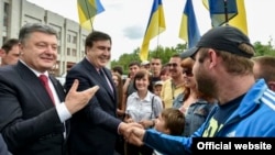 Президент Петро  Порошенко Михаил Саакашвилини губернатор катары  одессалыктарга тааныштырууда. Одесса, 30-май, 2015-жыл. 