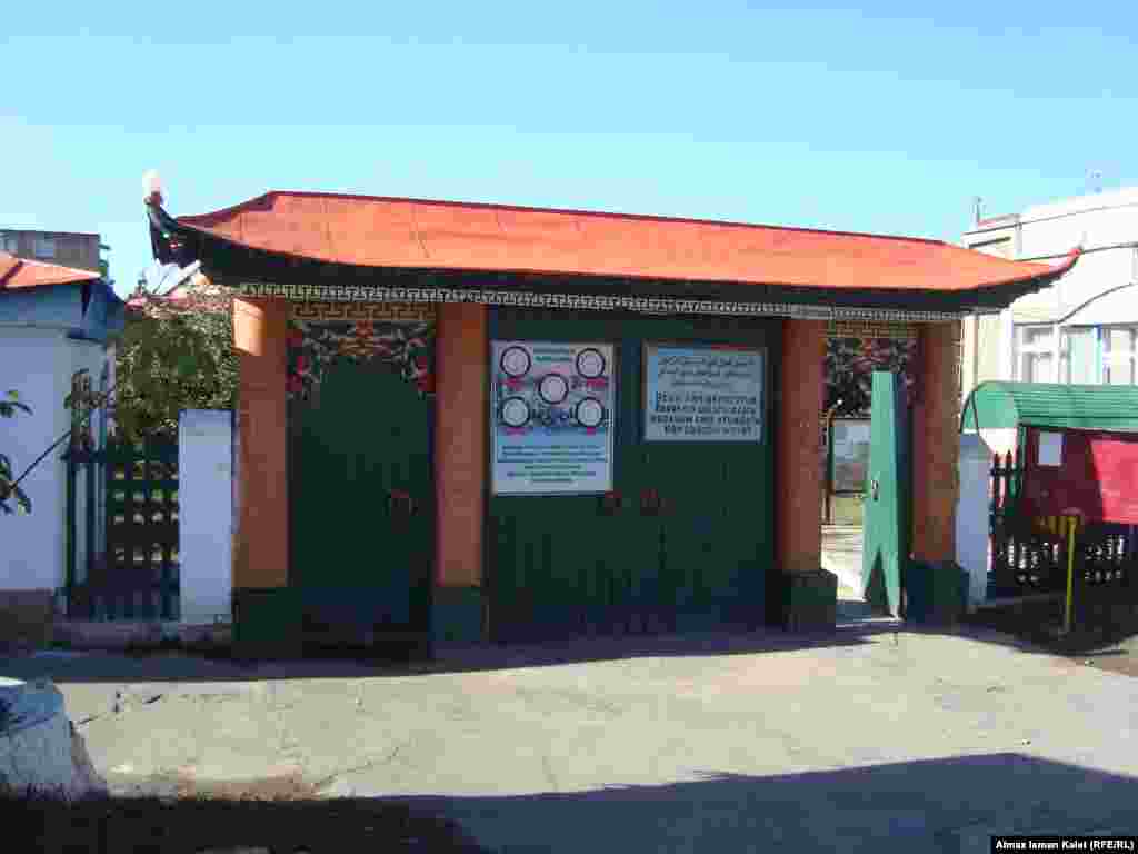 Ворота мечети не менее оригинальны