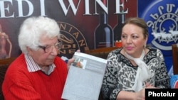 Տիգրան Պակեւիչյանը եւ Մարիետա Բադալյանը ասուլիսի ժամանակ: