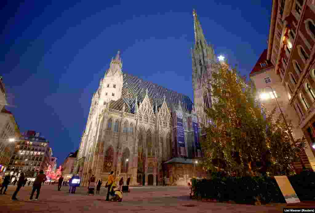 Відень, Австрія.&nbsp;За традицією, з 1959 року федеральні землі дарують Відню різдвяну ялинку, цього разу дарувальником був Зальцбург. З цієї землі до федеральної столиці привезли 32-метрову красуню, якій 130 років