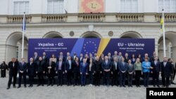 Верховна представниця ЄС із закордонних справ і політики безпеки Кая Каллас, голова уряду України Денис Шмигаль і голови МЗС ЄС і Великої Британії під час зустрічі Україна-ЄС у Львові, 9 травня 2025 року