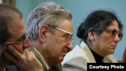 Джордж Сорос в 2011 году посещал Душанбе. Справа на фото: Ойнихол Бобоназарова
