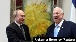 Իսրայելի նախագահ Ռեուվեն Ռիվլինը ողջունում է Ռուսաստանի նախագահ Վլադիմիր Պուտինին Յադ Վաշեմի հուշահամալիրում, Երուսաղեմ, 23-ը հունվարի, 2020թ. 