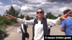 Предстаниця бойовиків Кобцева перешкоджає зйомці журналістів «5-го каналу»