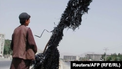 آرشیف، طالبان کست های موسیقی و فیلم های ویدیوی را شکستانده و فیته های آنها را در چوبی در کنار سرک آویزان کرده اند