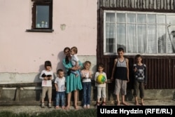 После обеда дома собираются все восемь детей