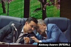 Модератор «слушаний по Бегалинке» Бекнур Кисиков (слева) и председатель комиссии по культуре Кусман Шалабаев. Алматы, 13 июня 2016 года.