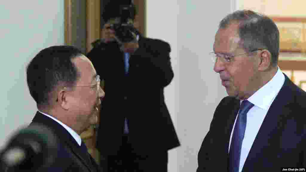 Встреча Сергея Лаврова с министром иностранных дел Северной Кореи&nbsp;Ли Ен Хо. Лавров отметил, что ядерный кризис в регионе будет разрешен только в том случае, если шаг за шагом будут отменяться антикорейские санкции. По его словам, проблема ядерного разоружения Корейского полуострова не будет решена &laquo;одной встречей&raquo;.