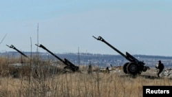 Ukrainanyň ýaragly güýçleriniň artilleriýasy, Debaltsewe şäheriniň golaýynda, 17-nji fewral, 2015. 