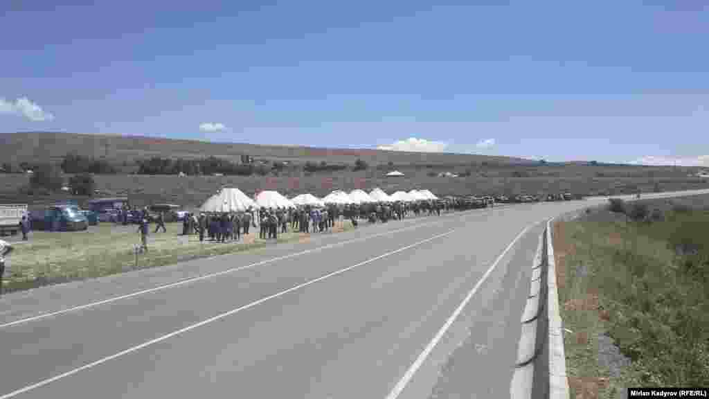 Кытайлык компанияга нааразы болгон 600-700гө чукул жергиликтүү адам ишти токтотууну талап кылып&nbsp;5-августта нааразылыкка чыккан. Ошол күнү чыр тутанып, 47 кытай жараны, бир жергиликтүү тургун&nbsp;жабыркаган.