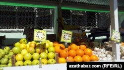 Aşgabadyň bazarlarynyň biri.