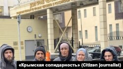 Делегація кримчан під офісом омбудсмена РФ Тетяни Москалькової, Москва, 31 жовтня 2025 року