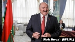 Лукашэнка адказвае на пытаньні журналістаў пасьля галасаваньня ў Менску, 17 лістапада