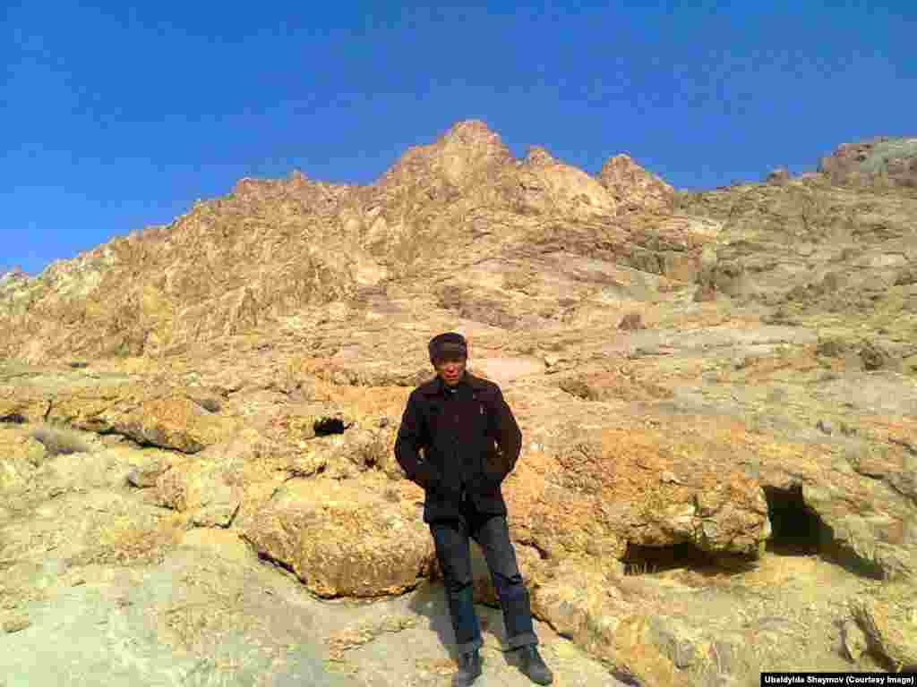 Убайдылда илгери Сталиндин убагында кармалган Зардалы деген жердеши атылган жердеги мазарга да барып келди. Ал каардуу замандарда мургапчыларды кармап, Ошко же Хорогго деп арабага салып, же жөө-жалаңдатып алып кетишкен. Канчасын айылдан чыкканда эле буйдоо жерде атып салышканы белгисиз.