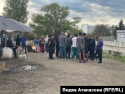 Близо 200 роми остават на улицата, след като бяха съборени незаконните им къщи в кв. "Захарна фабрика" в София, 22 април 2025 г.