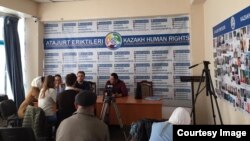 В офисе объединения «Атажұрт еріктілері». Алматы, 3 апреля 2019 года.