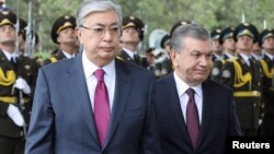 

Қазақстан президенті Қасым-Жомарт Тоқаев пен Өзбекстан президенті Шавкат Мирзияев. Ташкент, 15 сәуір 2019 жыл. 
