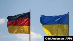 Раніше сьогодні агенція DPA з посиланням на дані Міністерства економіки Німеччини повідомила, що Берлін цього року має намір досягти рекордного експорту оборонної продукції, в основному завдяки поставкам зброї в Україну