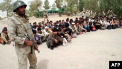 تصویر آرشیف: عده یی از پناهجویان افغان که در پاکستان بازداشت شده اند
