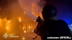 Ратавальнікі тушаць пажар пасьля аднаго з папярэдніх расейскіх удараў па Адэсе, сакавік 2025 