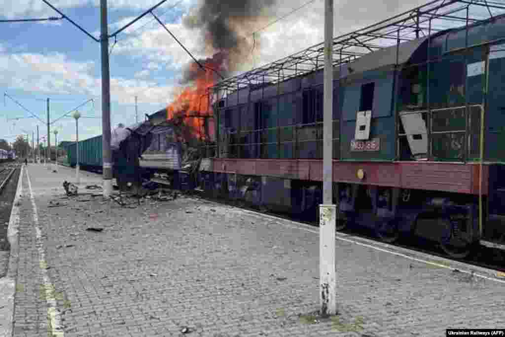 Оснащённый противодроновой сеткой поезд загорелся после удара беспилотников на станции в Шостке на северо-востоке Украины, 4 октября.По сообщениям, в результате ударов один человек погиб, несколько пассажиров, в том числе дети, получили ранения. Когда спасатели прибыли на место, ударил второй беспилотник