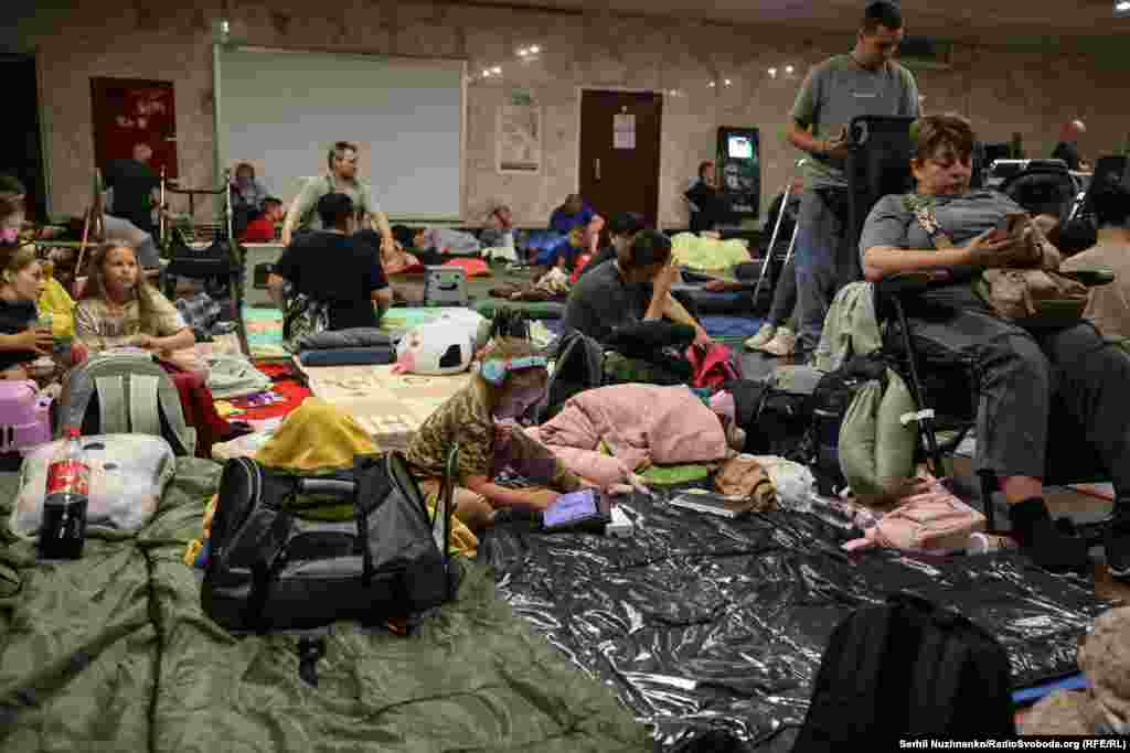 Азыр Киевде 46 метро станциясы баш калкалоочу жай катары күнү-түнү иштейт.