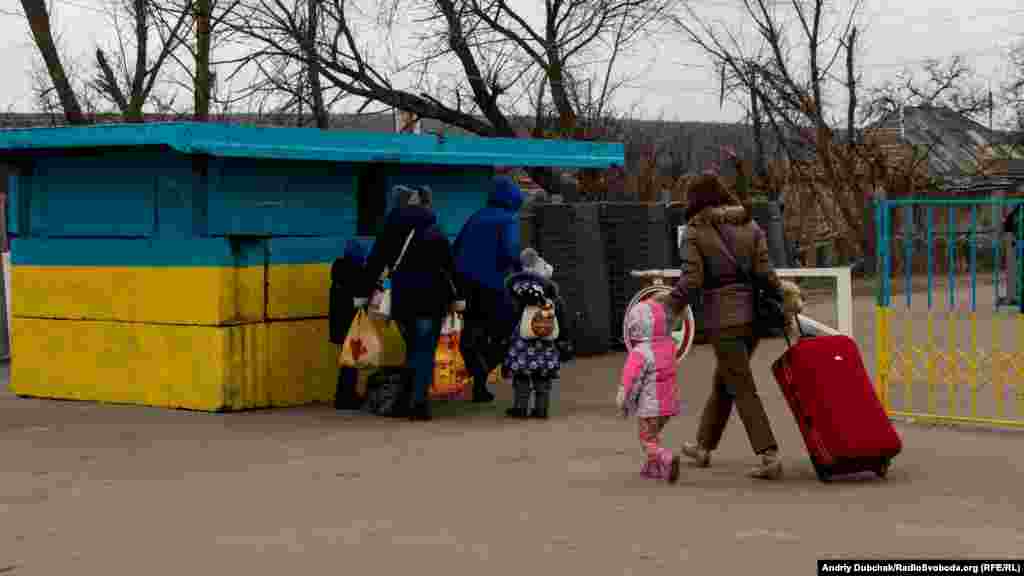 Після перевірки людям доводиться долати півтора кілометра пішки і перелазити через підірваний міст до наступної черги, вже на КПП на боці території під контролем угруповання&nbsp;&laquo;ЛНР&raquo;