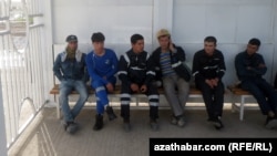 Awtobusa garaşýan işçiler. Arhiwden alnan illýustrasiýa suraty