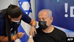 Իսրայելի նախկին վարչապետ Բենյամին Նեթանյահուն ստանում է կորոնավիրուսի դեմ Pfizer/BioNTech տեսակի երրորդ դեղաչափը, Թել Ավիվ
