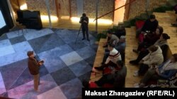 Олжобай Шакирдин "Акын жана өкүм" китебинин бет ачары.