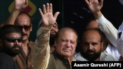 Наваз Шаріф (у центрі) махає своїм прихильникам під час мітингу у провінції Пенджаб, 11 серпня 2017 року