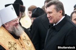 Тодішній президент України Віктор Янукович та митрополит Донецький і Маріупольський УПЦ (Московського патріархату) Іларіон (Роман Шукало), 24 грудня 2010 року