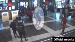 Жанкечти деп шектелген адам (аэропорттун видео камерасынан сүрөт)