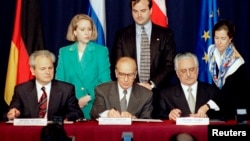 Serbiya prezidenti Slobodan Miloşeviç, Bosniya və Herseqovina prezidenti Aliya İzzetbeqoviç və Xorvatiya prezidenti Franyo Tucman Daytondakı Rayt-Patterson Hərbi Hava Qüvvələri bazasında 21 günlük danışıqlardan sonra sülh sazişi imzalayır. 21 noyabr 1995