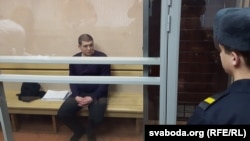 Андрэй Рабешка ў судзе за бранявым шклом