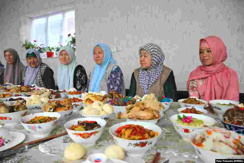 Дунганские щи подаются только уважаемым людям: сначала угощают родственников мальчика со стороны матери. После них за стол приглашаются уважаемые родственники со стороны отца. - Такие щи готовятся только у нас, в Кордайском районе, - говорит одна из гостей Роза Буларова. &ndash; Дунганские щи совмещают в себе горячие, острые, сладкие блюда. Комплектация начинается от 13 блюд, но можно готовить и 18, 24, 28&hellip; Всё зависит от количества гостей и состоятельности хозяина.