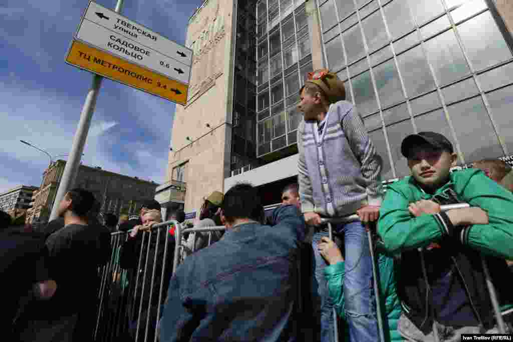 Люди пытаются подняться повыше, но и с этих точек мало что видно.