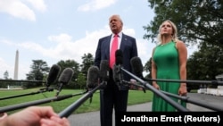 ABŞ prezidenti Donald Tramp jurnalistlərə açıqlama verir