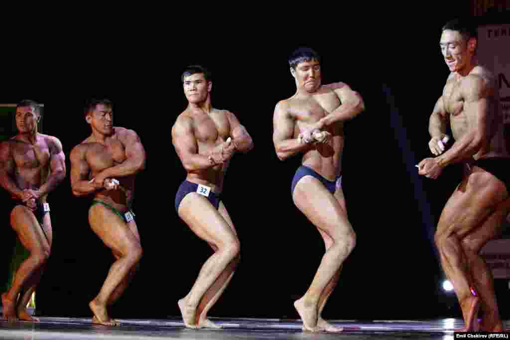 Жаштар арасында 75 килограмм салмакка чейинкилер арасында бодибилдинг мелдешинин катышуучулары.