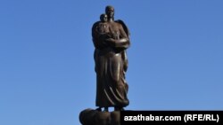 S.Nyýazowyň ejesine bagyşlanan monument