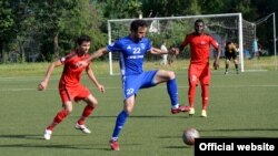 Лаҳзае аз бозии тими ССКА "Помир" бо "Барқчӣ"