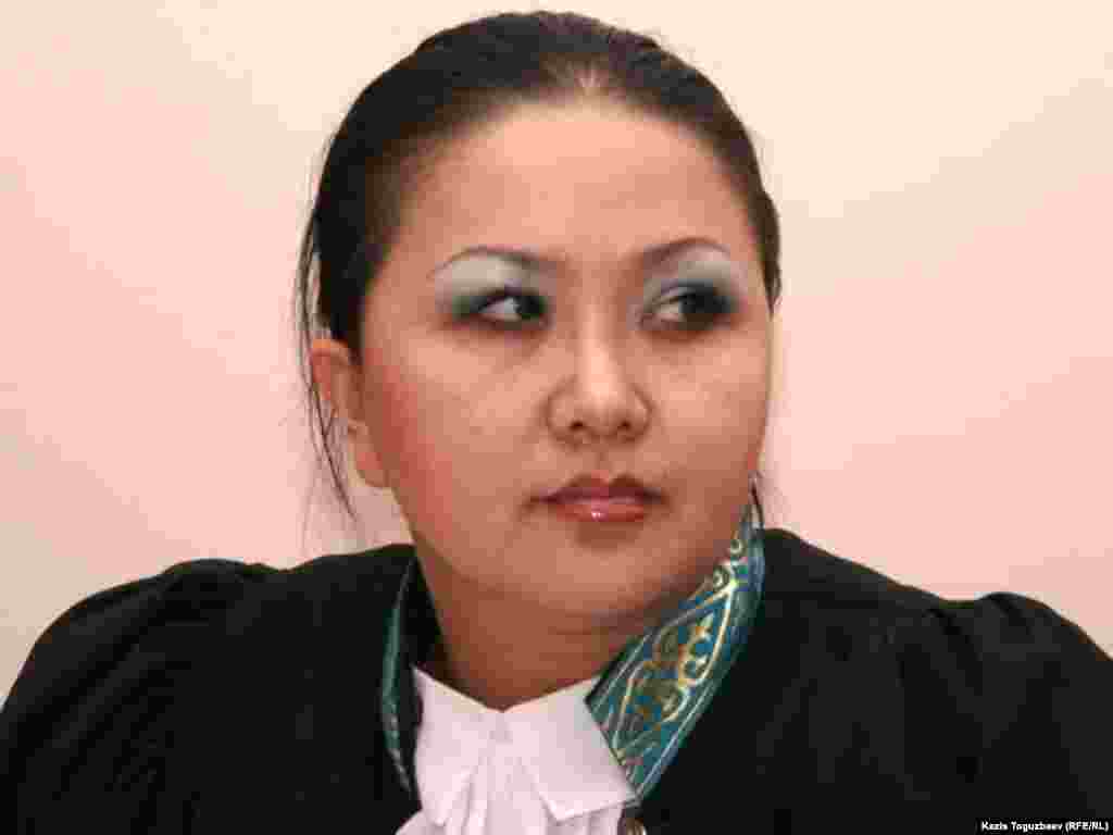 Судья Алмалинского районного суда Анара Бейсеуова. Алматы, 24 августа 2010 года.  - Судья Анара Бейсеуова ведет заседание суда по иску дольщиков, входящих в движение «Елисейские поля», против бывшего премьер-министра Сергея Терещенко, ряда бизнесменов и юридических лиц. Судья Анара Бейсеуова, по словам дольщиков, отклонила почти все ходатайства, поданные их представителем Гульнар Патаевой. Одно из требований - вызвать на суд «главного ответчика» Сергея Терещенко. 
