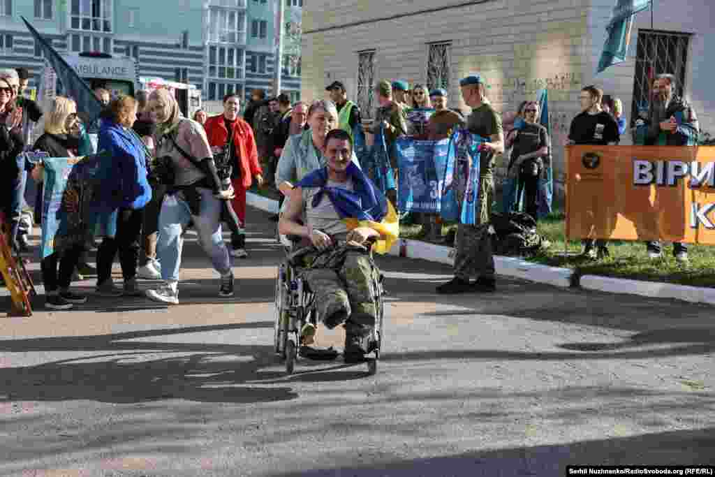 Звільнений з полону український військовий, який втратив кінцівку. У Координаційному штабі зазначили, що звільнені військові отримають необхідну медичну допомогу. Вони також отримають виплати грошового забезпечення за весь час перебування в полоні та одноразову матеріальну допомогу