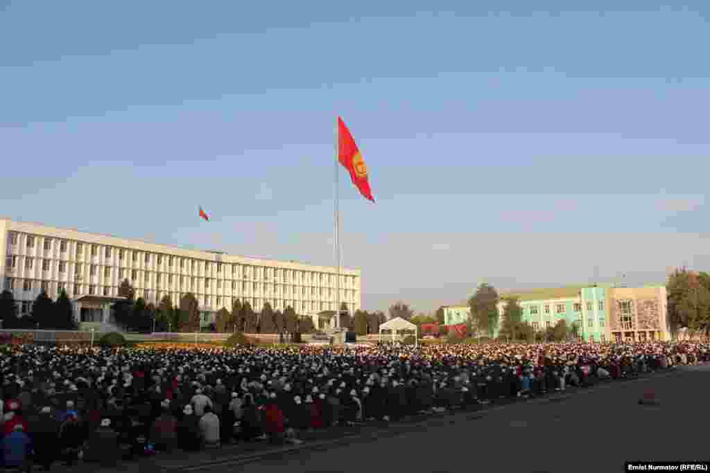 Общий вид. На переднем плане здание мэрии Оша