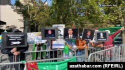 Живущие за пределами Туркменистана туркмены все резче высказываются против правительства Бердымухамедова, а некоторые из них выступают публично – в Соединенных Штатах, ряде европейских стран, России, Турции и на Северном Кипре.